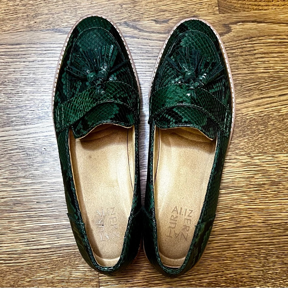 Naturalizer Snakeskin pattern green August loafers, leather upper